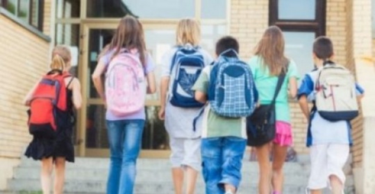 Βαριά σχολική τσάντα: Τι μπορεί να πάθει το παιδί