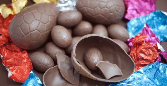 Παιδί και σοκολατένια αυγά του Πάσχα: Οδηγίες για ασφαλή κατανάλωση