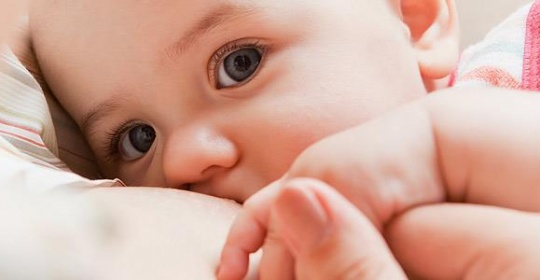 Μητρικός θηλασμός: Πώς επηρεάζει τα δόντια του μωρού