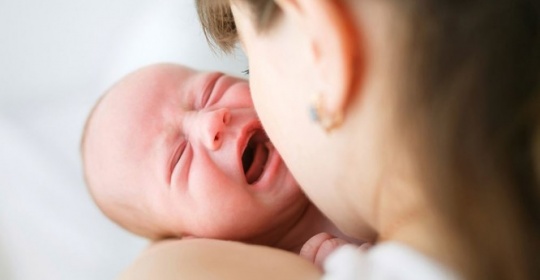 Κολικός μωρού: Αιτίες και συμπτώματα για να ξέρετε τι του συμβαίνει