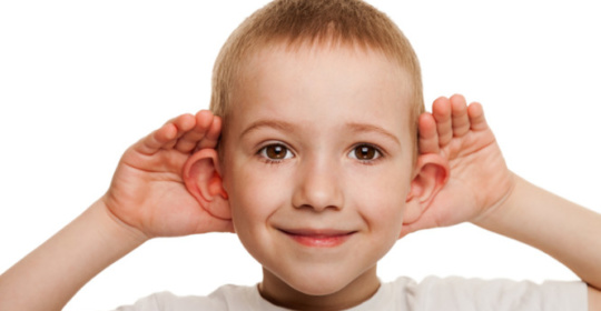 Παιδί: Τα ύποπτα συμπτώματα όταν έχει πρόβλημα με την ακοή του