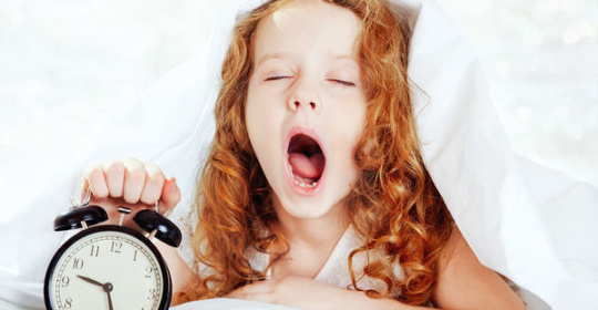 Πώς ξαναβάζουμε σε πρόγραμμα ύπνου τα παιδιά μετά τις διακοπές;
