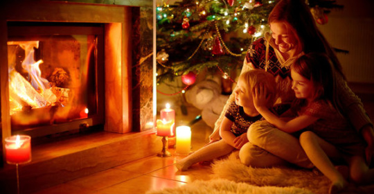 Χριστούγεννα με τα παιδιά στο σπίτι: Συμβουλές για ήρεμες και χαρούμενες γιορτές
