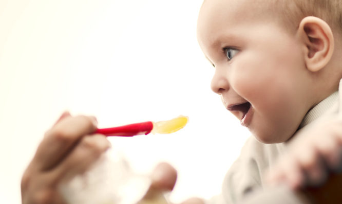 Στερεά τροφή: Πως θα καταλάβετε ότι το μωρό σας είναι έτοιμο – Ποια τρόφιμα συνιστώνται