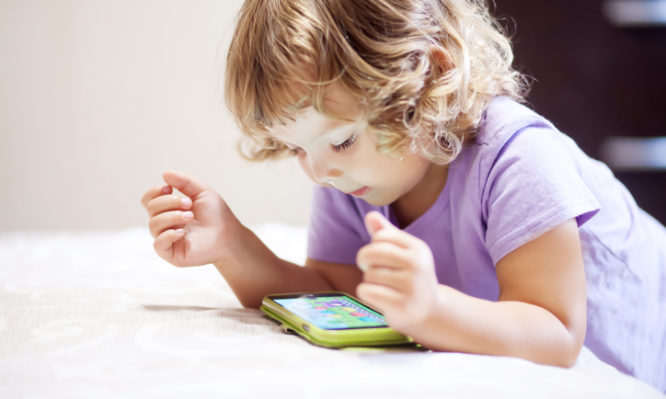 Παιδιά: Πόσο επηρεάζουν τα μάτια τους τα παιχνίδια στο κινητό