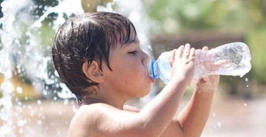Πόσο νερό χρειάζονται τα παιδιά το καλοκαίρι;